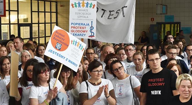 Medycy zaostrzają protest. "Dzień bez lekarza" w Małopolsce