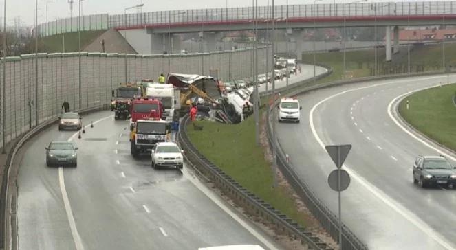 Wypadek na autostradzie A2. Wywrócony TIR blokował drogę w stronę Łodzi