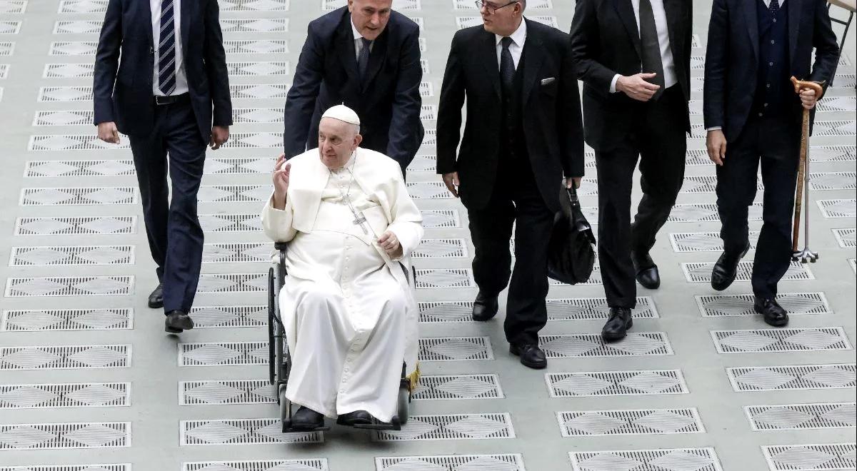 Papież pozdrowi wiernych ze szpitala. "Szykuje niespodziankę"