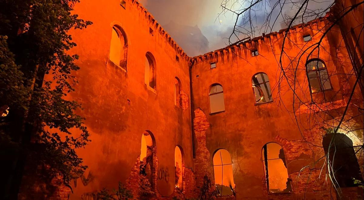 Spłonął zabytkowy pałac we Wrocławiu. Strażacy walczyli z ogniem całą noc 