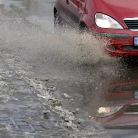 Pogoda: przelotne opady deszczu. Ślisko na drogach