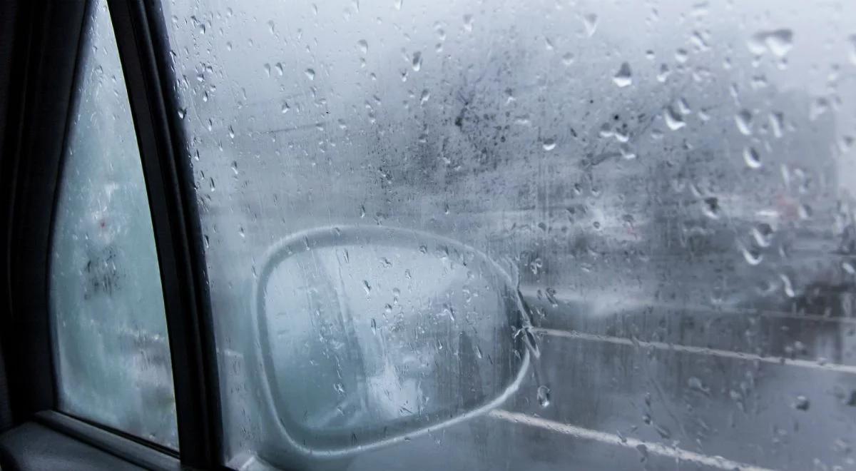 Wiemy, jak rozprawić się z zaparowanymi szybami. Oto 5 domowych sposobów