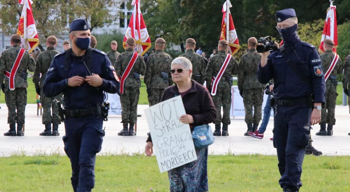 "Babcia Kasia", nominowana do tytułu Warszawianki Roku, obraża polskich funkcjonariuszy. "To mordercy"