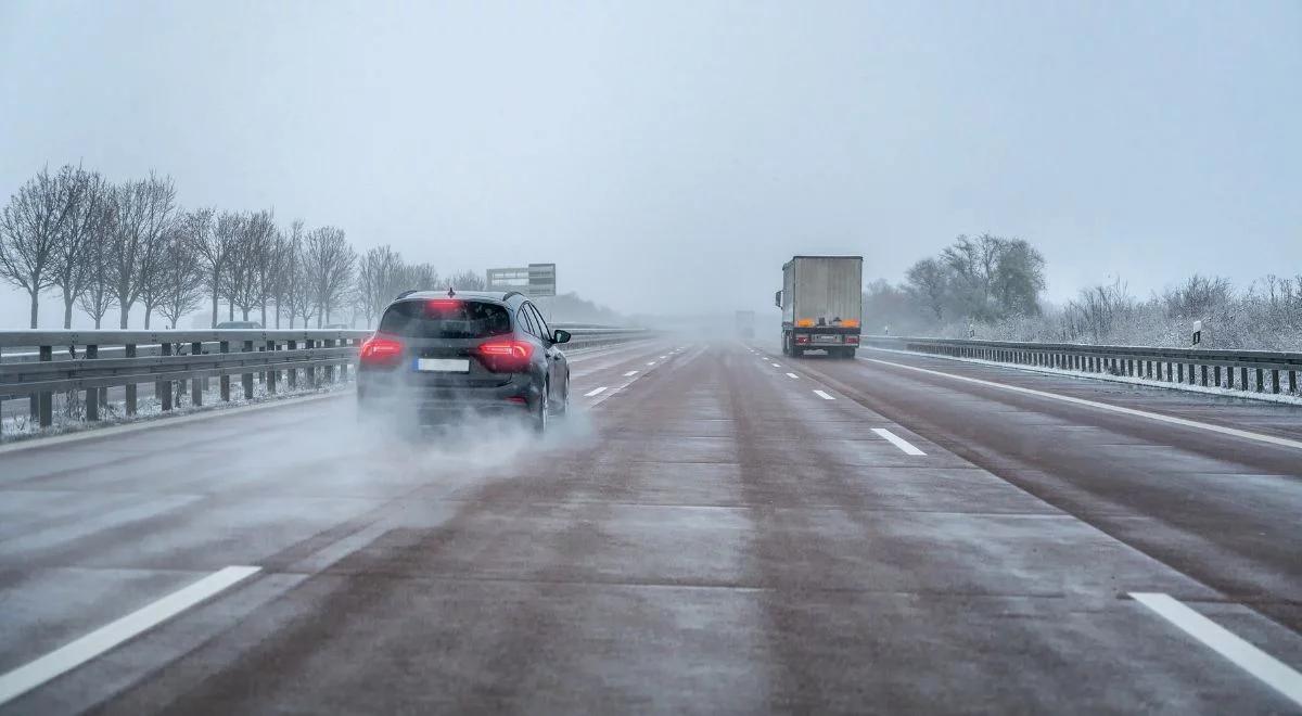 Uwaga kierowcy! Ślisko na drogach. Opady śniegu i mgła utrudniają jazdę