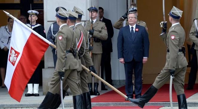 Prezydent rozdał flagi "ambasadorom Polski", w tym Trójce