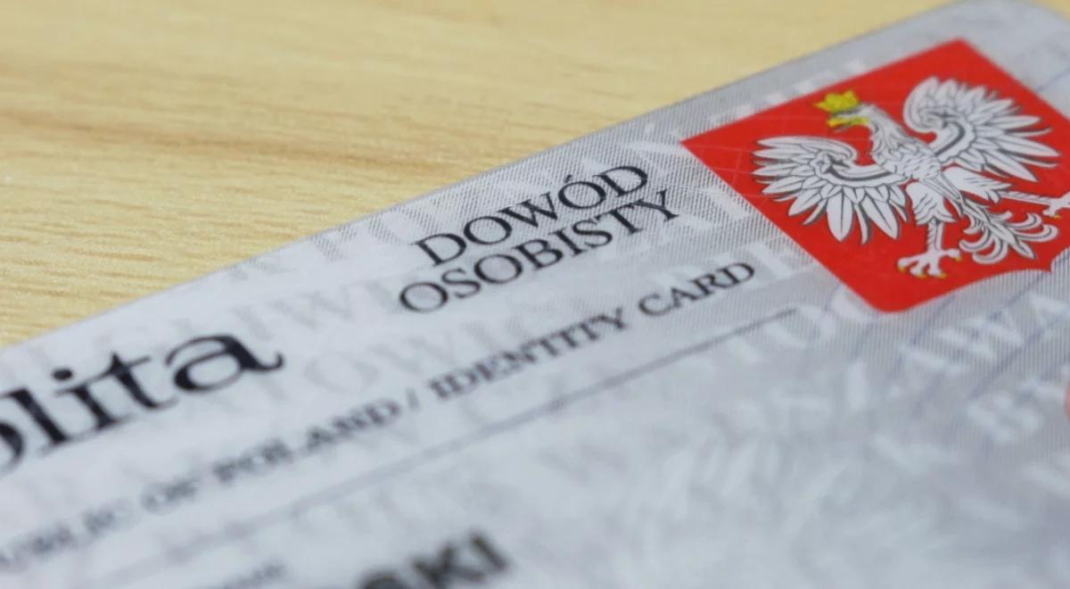 Dowód osobisty z odciskiem palca. Można już składać wniosek o nowy dokument