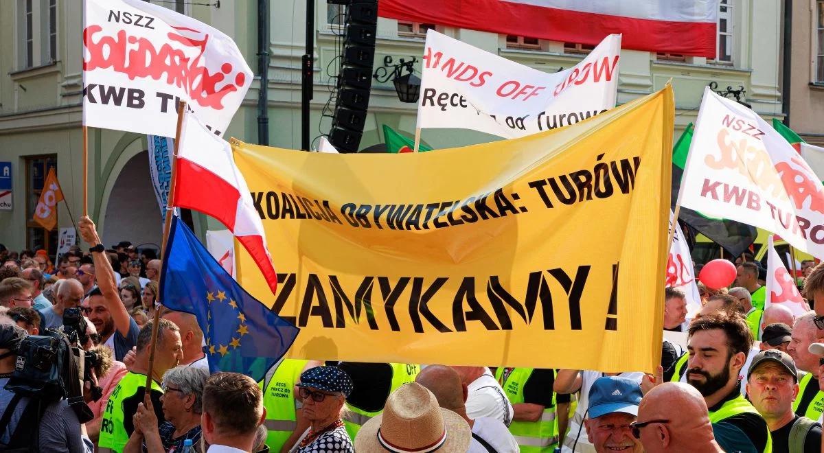 Związkowcy z Turowa protestowali na wiecu Tuska. "Ręce precz od kopalni"