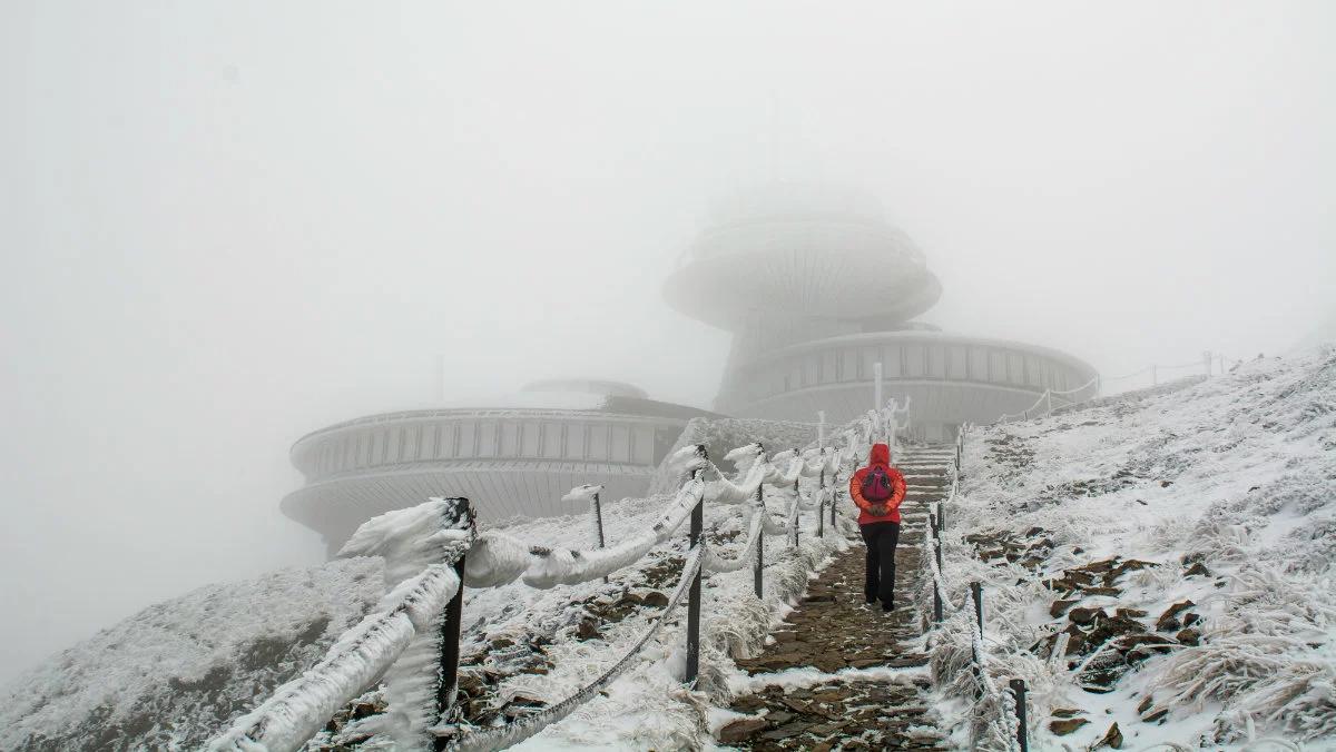 Szlaki na Śnieżkę nadal zamknięte. Zagrożenie zerwania dachu obserwatorium