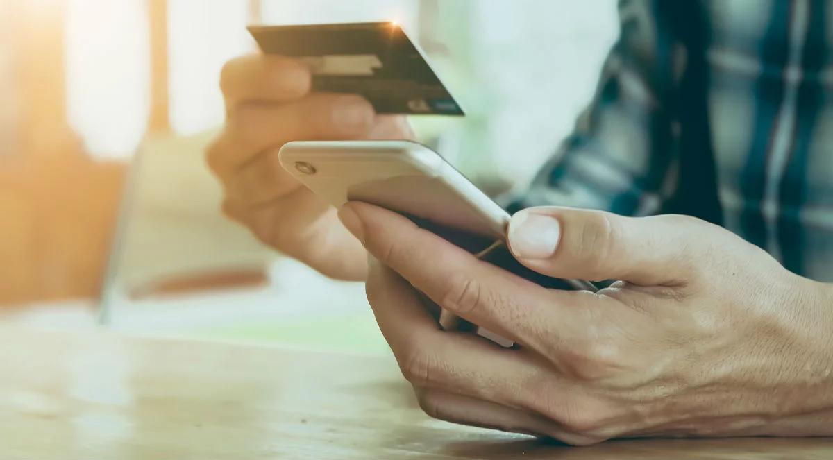 Bankowość mobilna jest trendy. Polacy coraz chętniej z niej korzystają