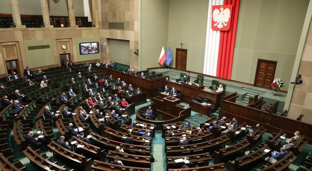 Poprawki do ustawy podwyższającej wynagrodzenia w służbie zdrowia. Projekt wróci do komisji sejmowych