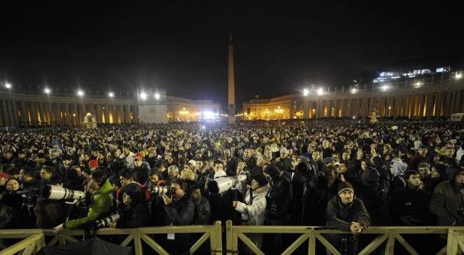 Biały dym jeszcze nie dziś. Relacja z konklawe na antenie Jedynki