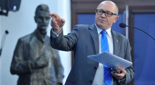 Tabliczka z nazwiskiem ministra za 2,5 tys. zł. Urzędnik poniesie karę
