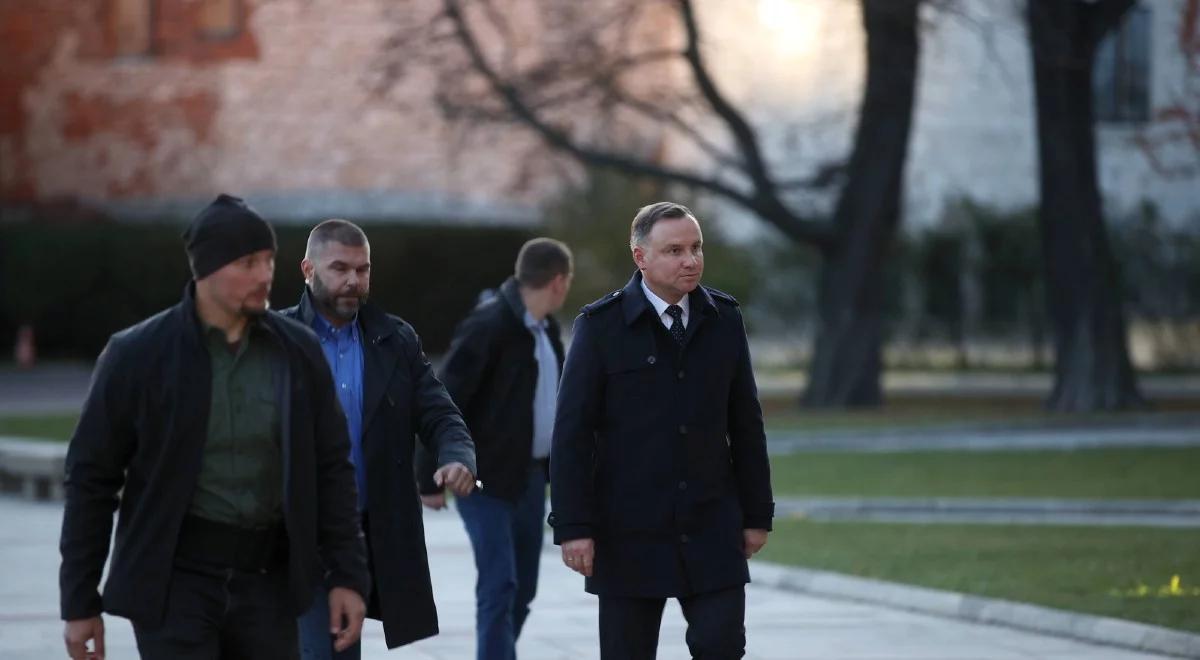 Prezydent odwiedził grób Lecha i Marii Kaczyńskich w katedrze na Wawelu