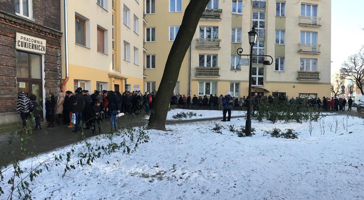 Trzy godziny w kolejce po pączki? "Warto! Dla rodziny, dla tradycji"