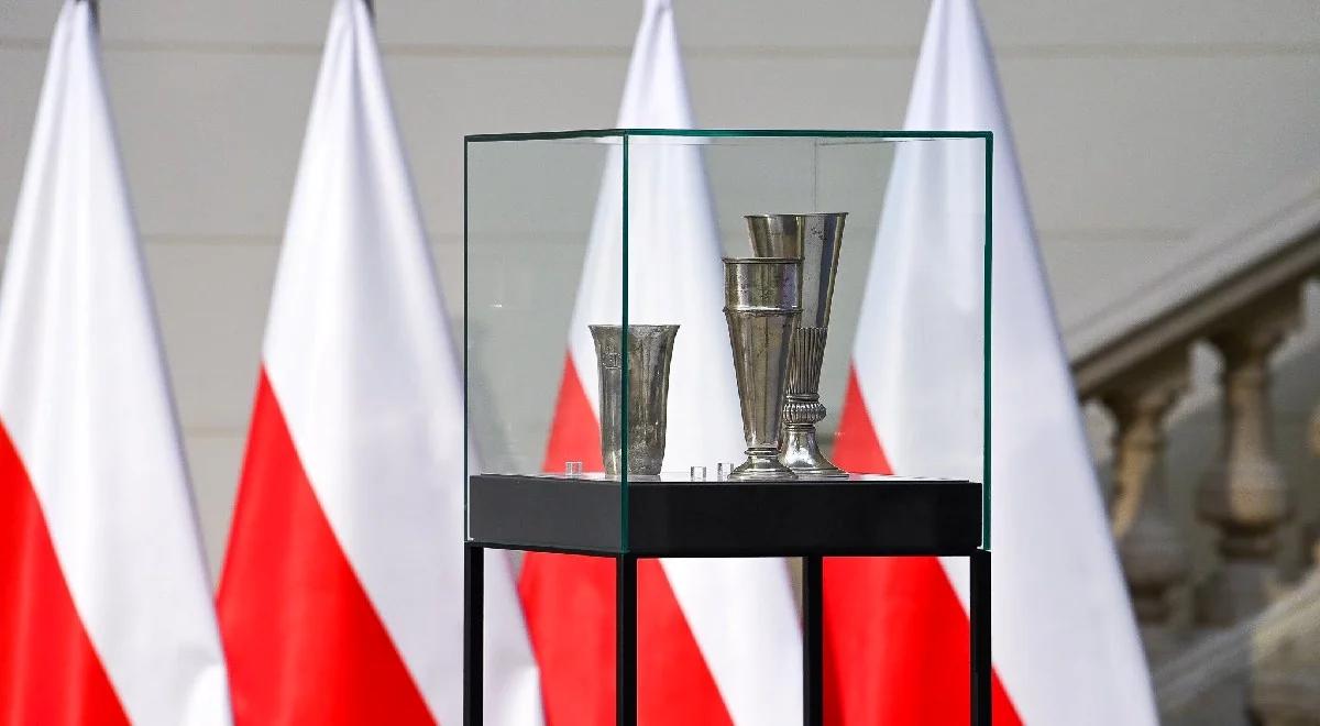 Srebra z Funduszu Obrony Narodowej przekazane muzeum w Poznaniu. Premier: symbol gotowości do obrony ojczyzny