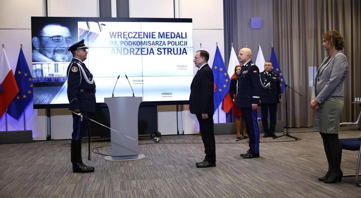 Medale dla zasłużonych policjantów. "Nie wahaliście się, narażając własne życie"