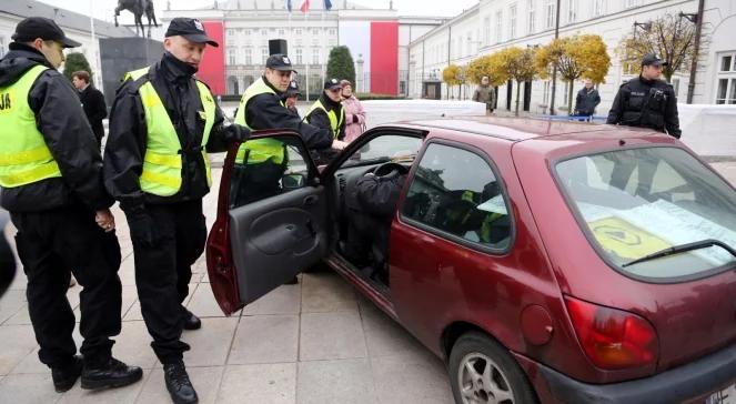 Samochodem w Pałac? "Znamy prawdę o Smoleńsku"