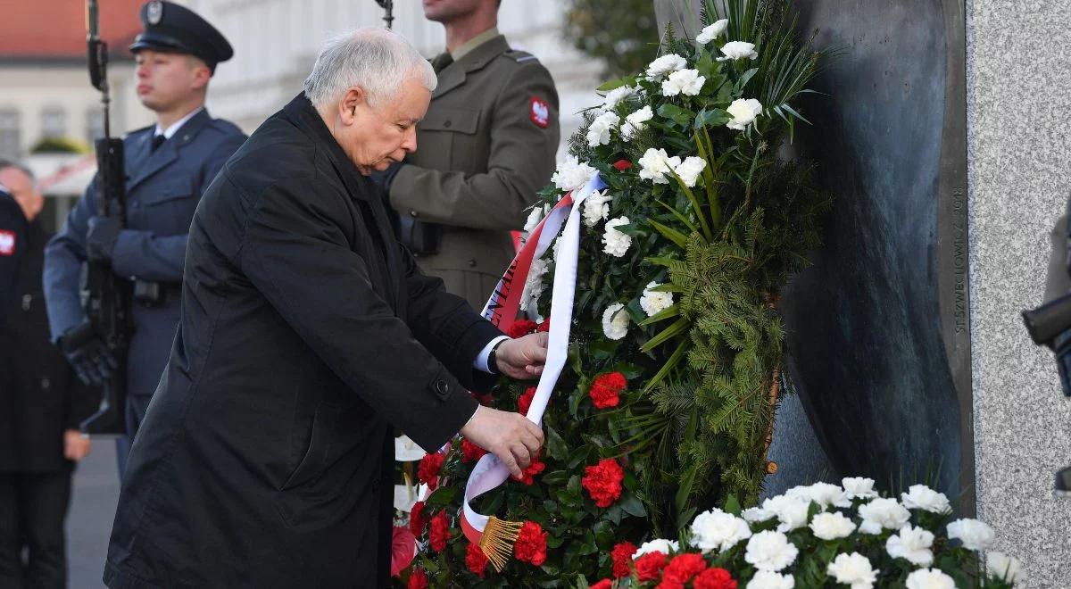 Politycy PiS uczcili pamięć ofiar katastrofy smoleńskiej. Pod pomnikami złożono wieńce