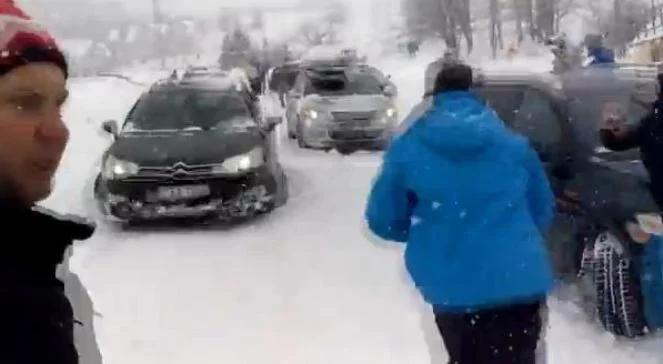 "Ale urwał" na parkingu. Samochodowe domino! [wideo]