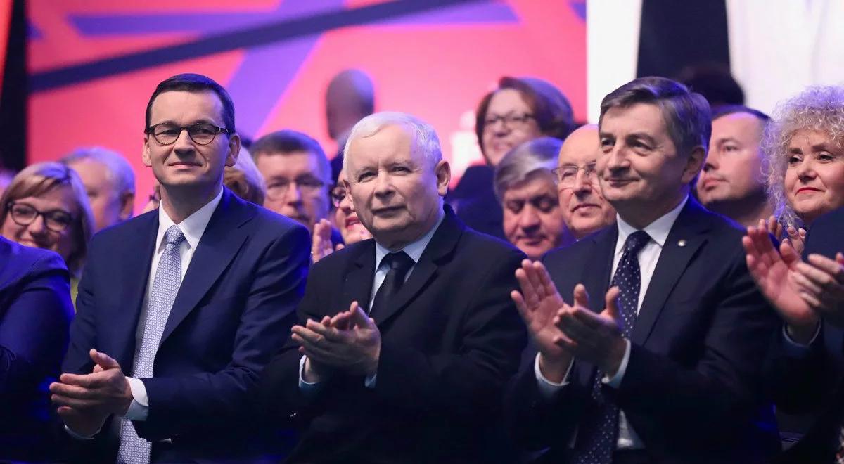 500+ od pierwszego dziecka, "13" dla emerytów, zmiany w PIT. Główne punkty konwencji PiS
