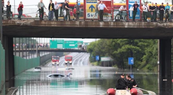 Warszawa: Trasa Toruńska pod wodą. Zatopione samochody