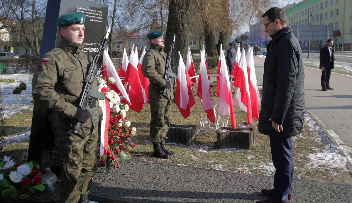 Premier złożył kwiaty pod tablicą upamiętniającą Lecha Kaczyńskiego