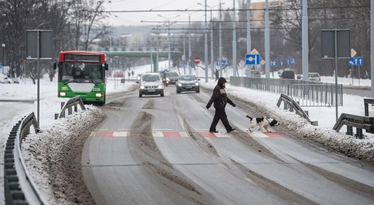 GDDKiA: na wielu drogach ślisko, jazdę utrudniają też opady