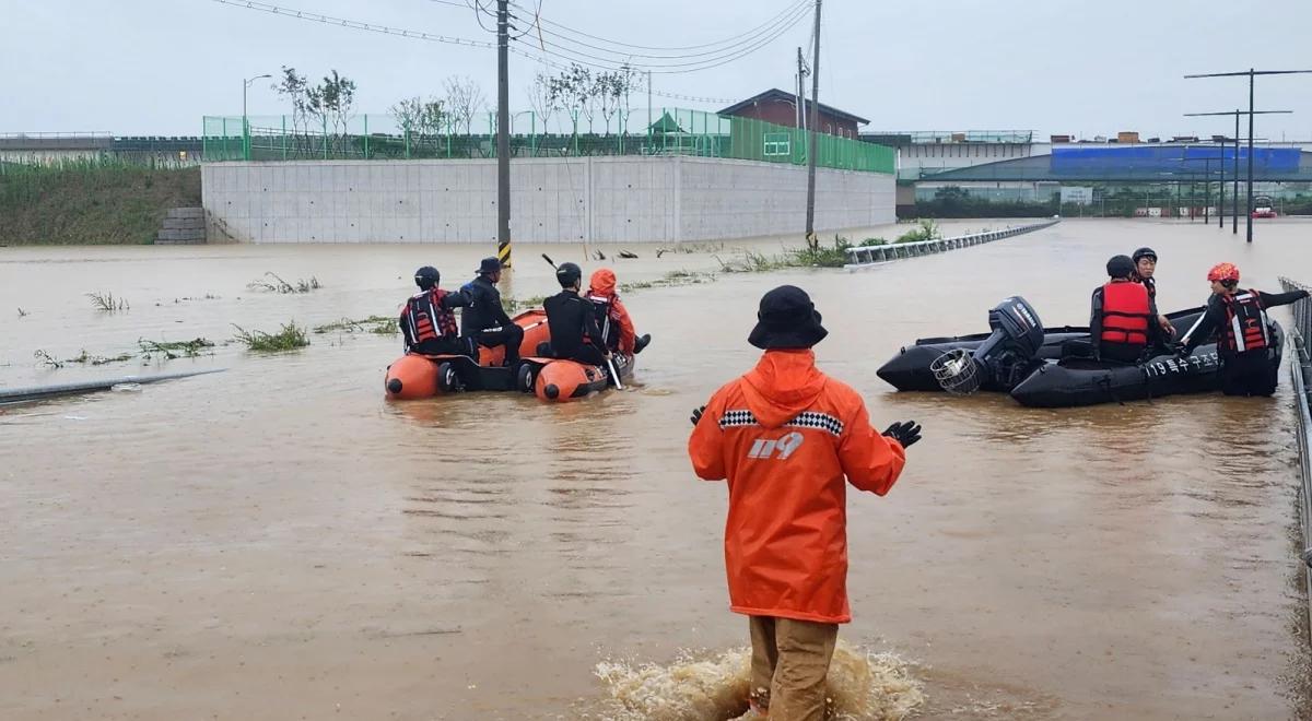 Powodzie w Korei Południowej po wielodniowych ulewach. Służby ratują kierowców z zalanego tunelu