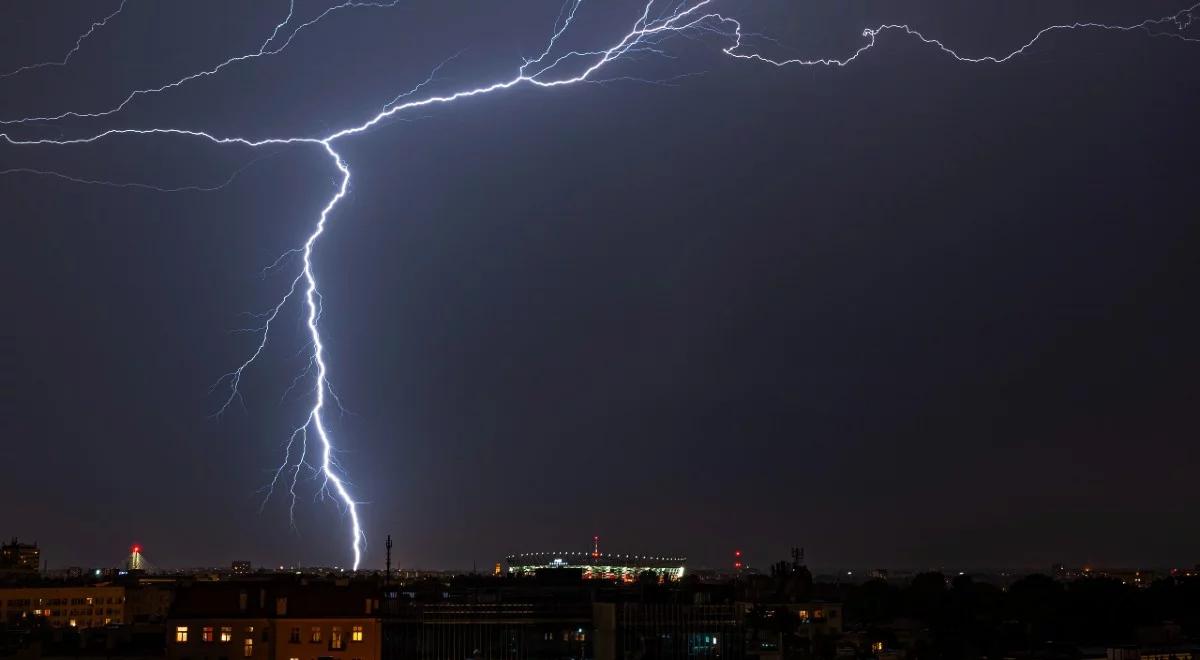 Nadchodzą burze z gradem. IMGW wydaje ostrzeżenia