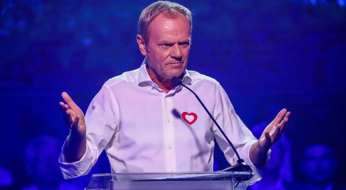 Tusk mija się z prawdą. Mówił, że mniej niż połowa Polaków wyjedzie na wakacje. Analitycy PIE wyjaśniają