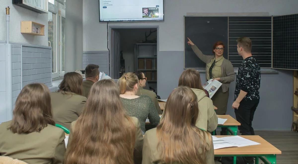 Wiceminister edukacji: oprócz wynagrodzenia zasadniczego nauczyciele otrzymują też dodatki