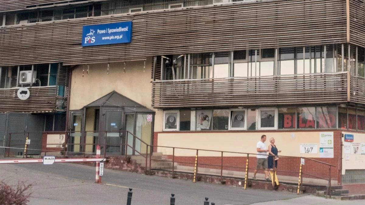 Atak w siedzibie PiS. Wiceminister obrony: sprawa jest śmiertelnie poważna