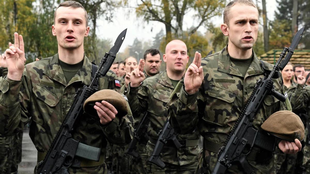 Żołnierze Wojsk Obrony Terytorialnej ślubowali w Zgierzu. Przysięgę złożyło prawie 70 ochotników