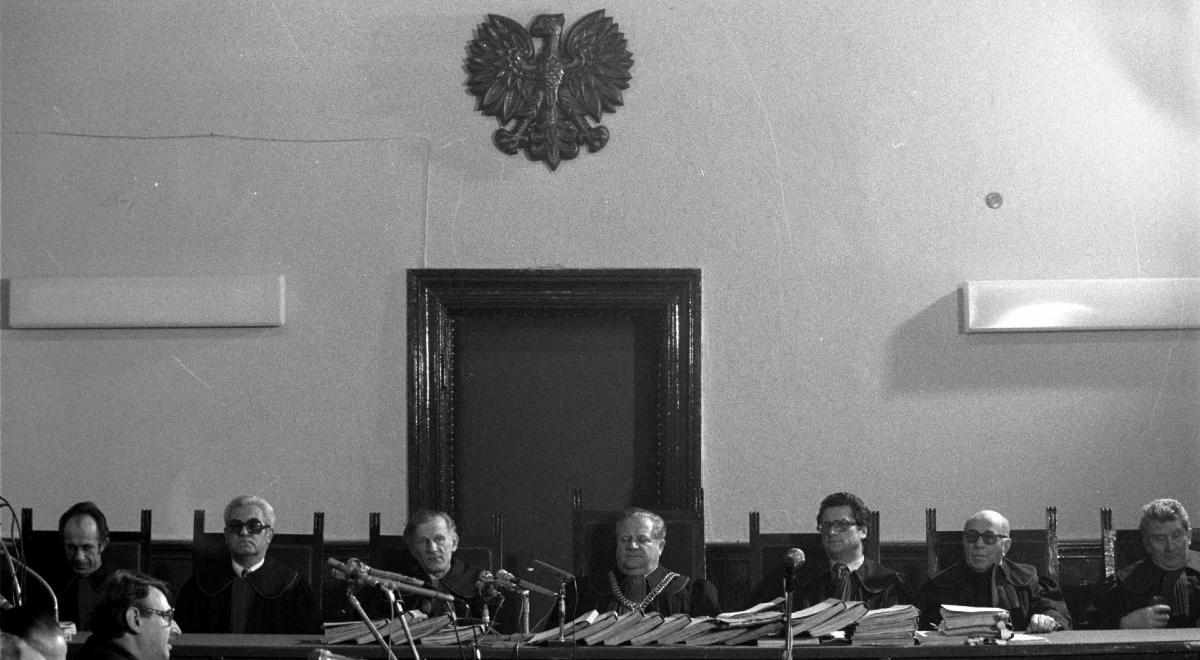 "Wyrok medialny zapadał jeszcze przed wyrokiem sądu". Historyk o pokazowych procesach w PRL