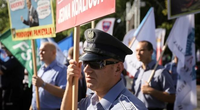 Mundurowi ze zdjęciem Tuska. "Czy te oczy mogły kłamać?"