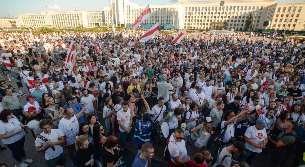 "Odejdź, odejdź!". Kolejny dzień protestów przeciwko sfałszowaniu wyborów