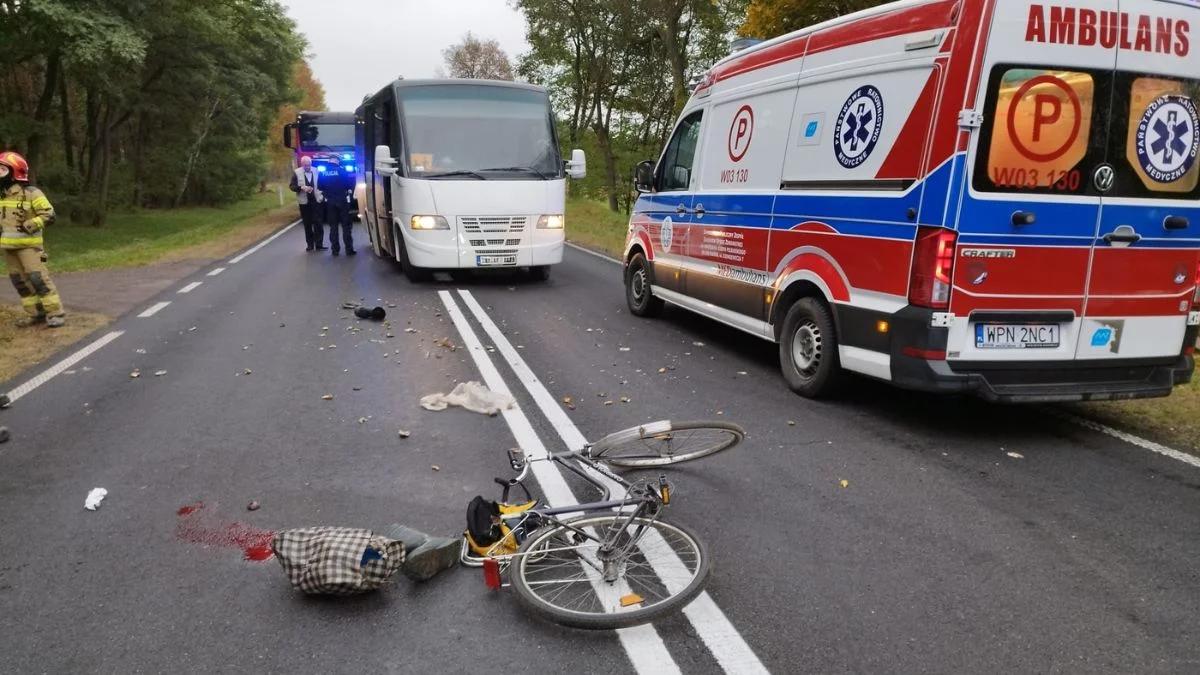 Zalesie k. Ciechanowa. Autobus z dziećmi uderzył w rowerzystę