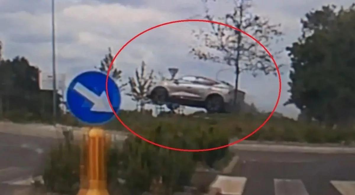 "Polak w kosmosie". Nie mógł zahamować i wystrzelił Renault z ronda w Pleszewie