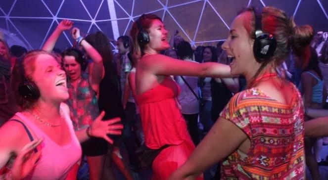 Dyskoteka w absolutnej ciszy. Polacy bawią się na silent disco