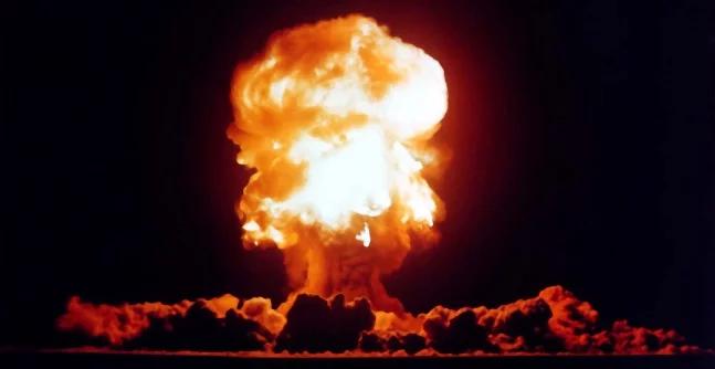 Korea zawiesza program atomowy. Iran testuje