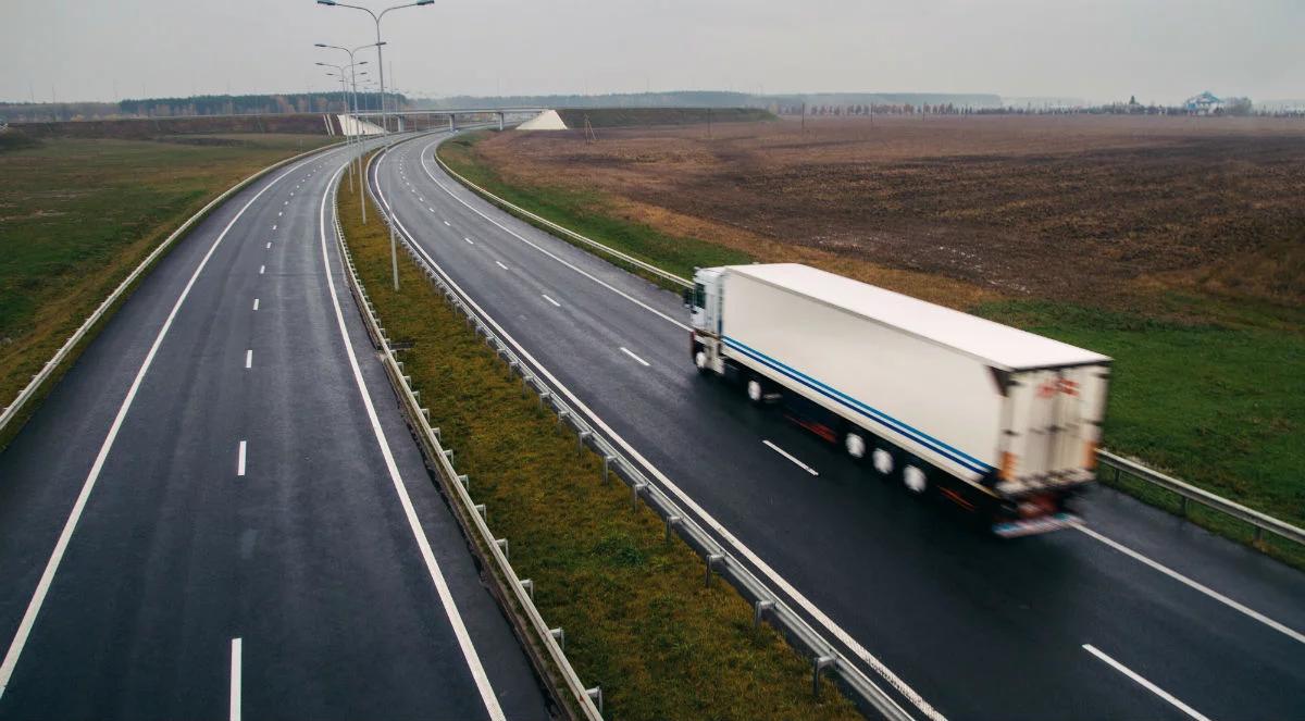 Będą zmiany w przepisach regulujących transport drogowy. Rząd przyjął projekt ustawy