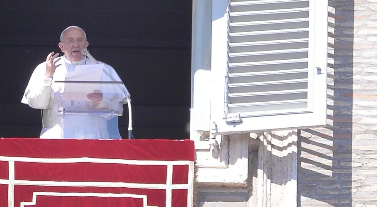 Papież o kobietach: przekazują nam zdolność wyczuwania spraw sercem bardziej cierpliwym, bardziej czułym