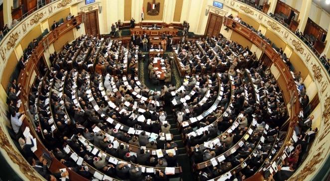 Egipt: rozwiązany parlament pracuje dalej. Konfrontacja?