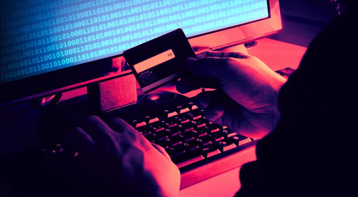 Kradli pieniądze z kont bankowych. Kolejny członek grupy przestępczej stanie przed sądem