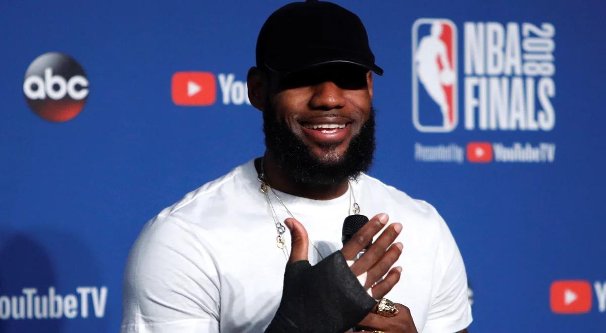 NBA: James oficjalnie "Jeziorowcem". Czteroletni kontrakt podpisany 