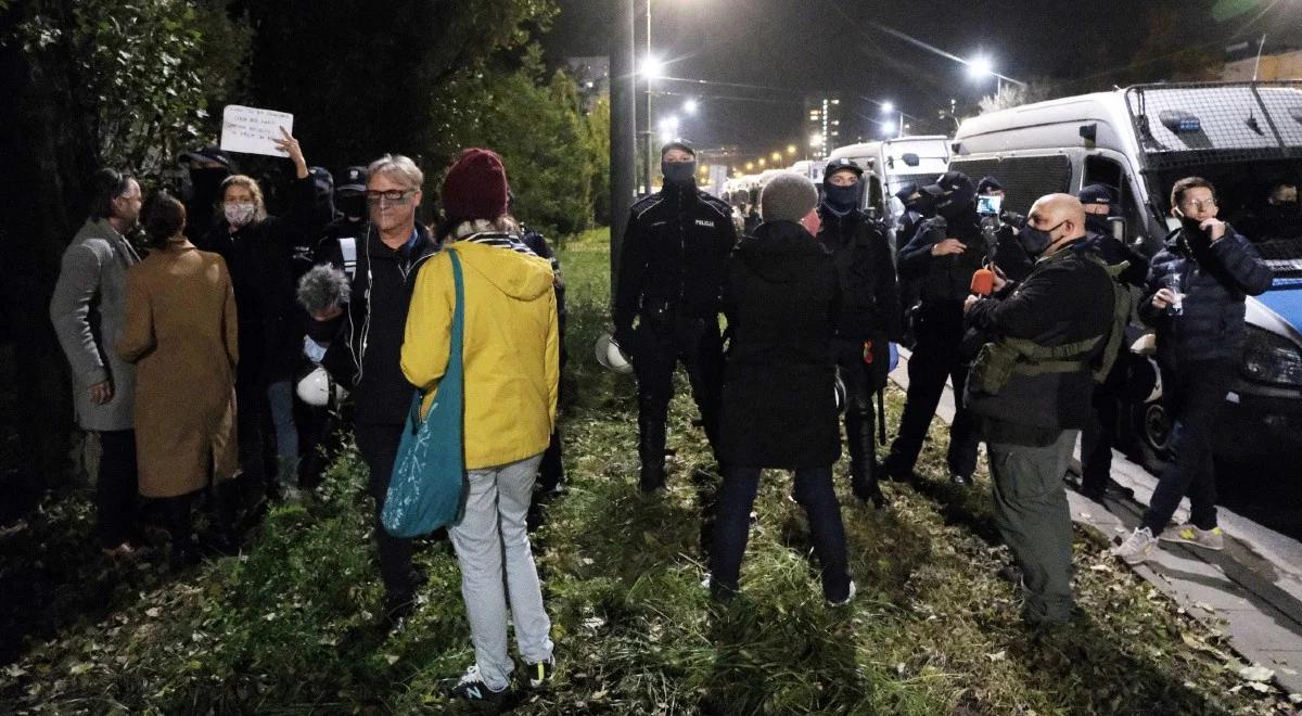 Protest po decyzji TK ws. aborcji eugenicznej. Demonstranci w pobliżu domu prezesa PiS