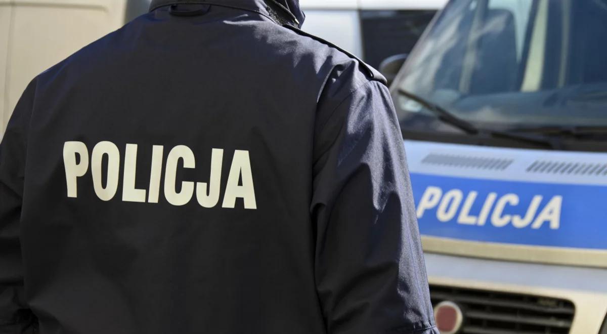 Łódź: zarzuty w sprawie 43-latka, który zginął przyciśnięty autem do drzewa