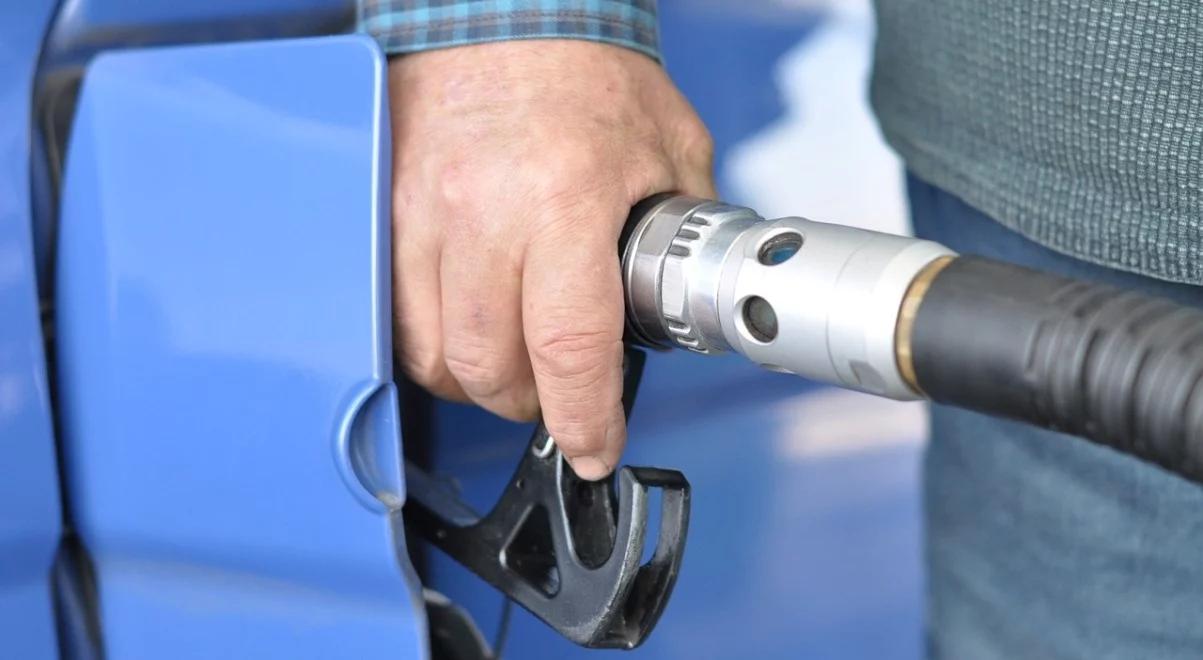 Na stacjach benzynowych coraz taniej. Ceny spadają 7. tydzień z rzędu