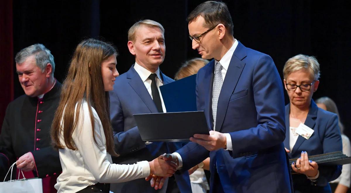 Premier wręczył uczniom stypendia. "Wykształcenie to nasz skarb narodowy"
