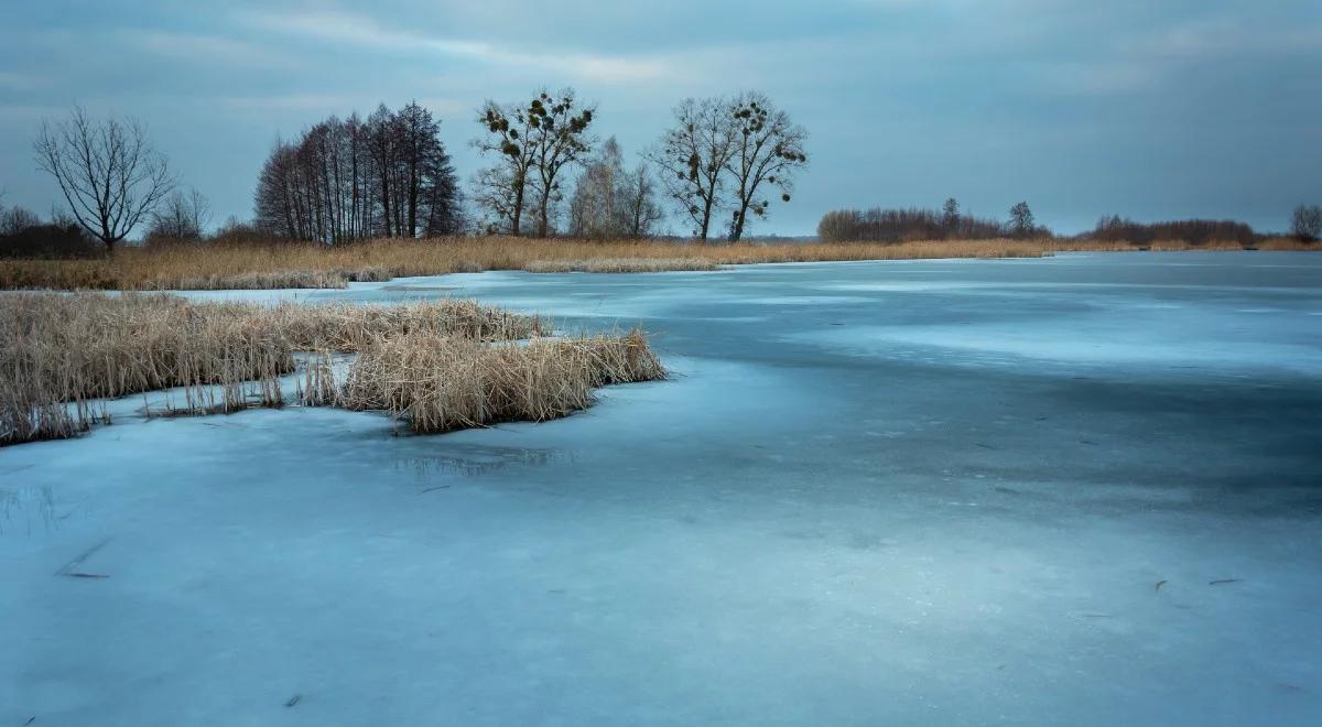 "Śmiertelne pułapki". Służby przestrzegają, by nie wchodzić na zamarznięte akweny